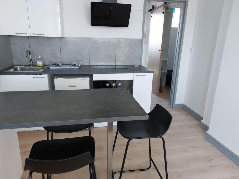 Apartamento Le Voltaire - T2 Neuf Face Pyrenees Tarbes Exterior foto